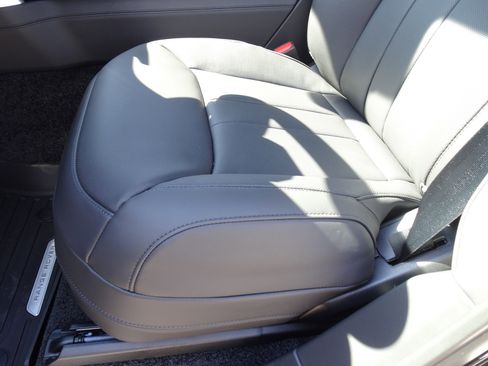 New 2026 Land Rover Range Rover Long Wheelbase SE image 14