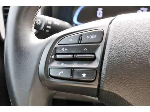 Certified 2025 Hyundai Venue SEL FWD image 18