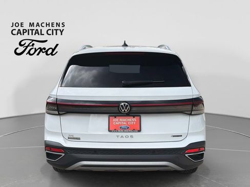 Used 2025 Volkswagen Taos SE AWD/4WD image 6
