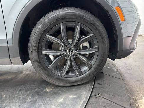 Used 2024 Volkswagen Tiguan SE w/ Panoramic Sunroof Package image 9