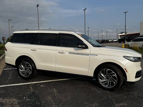 Used 2025 Lincoln Navigator Reserve AWD/4WD image 1