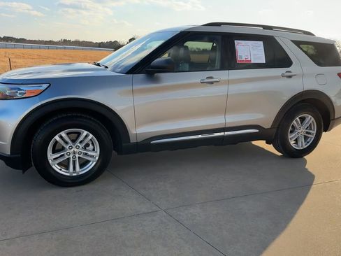 Used 2024 Ford Explorer XLT w/ Equipment Group 202A image 4