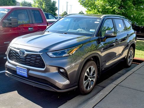 Used 2024 Toyota Highlander XLE AWD/4WD image 1