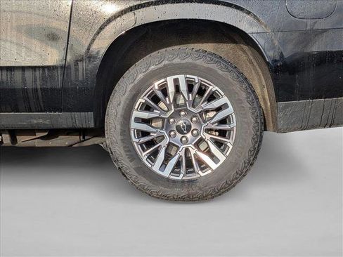 Used 2025 Chevrolet Suburban Z71 image 14