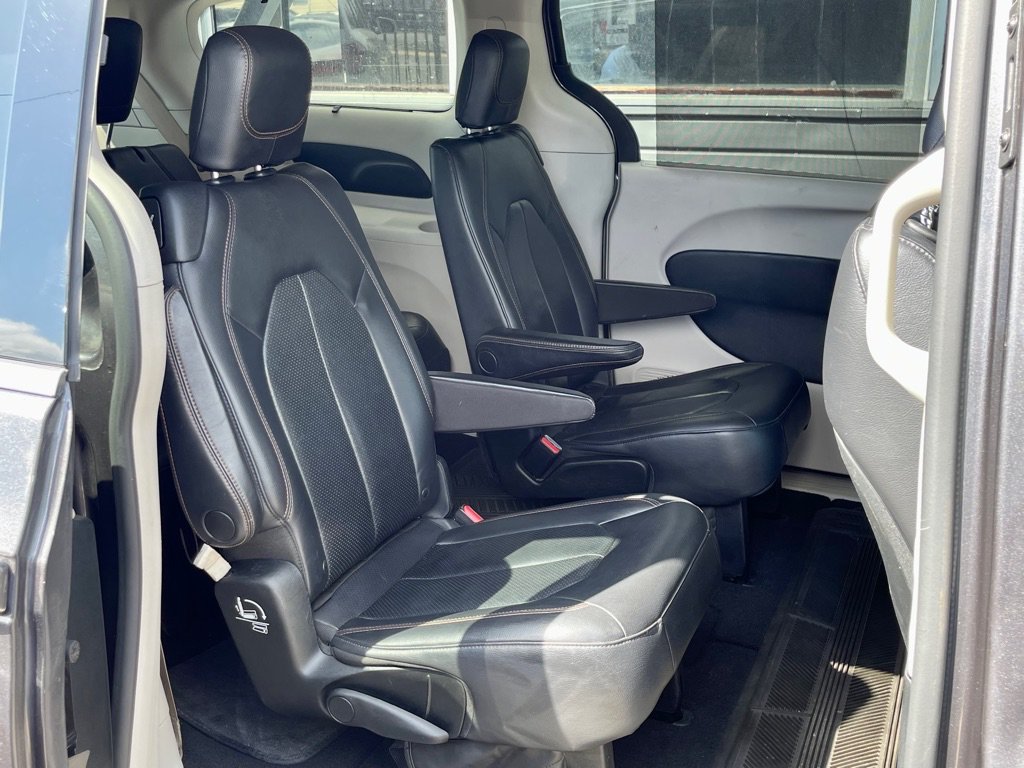 Used 2018 Chrysler Pacifica Touring-L FWD image 21