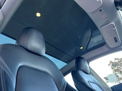 Used 2022 Tesla Model Y Performance image 16