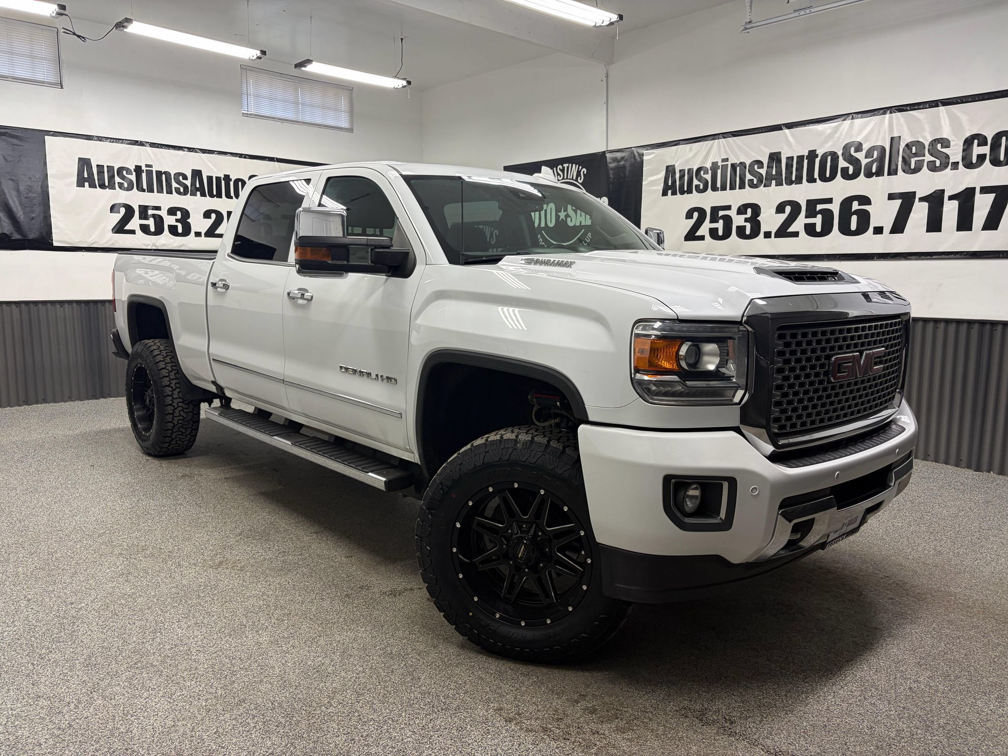 Used 2017 GMC Sierra 2500 Denali w/ Duramax Plus Package AWD/4WD image 1