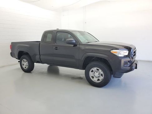 Used 2022 Toyota Tacoma SR RWD image 4
