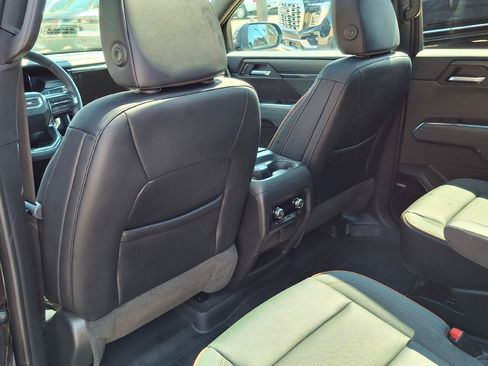 Used 2025 GMC Acadia AT4 w/ Luxury Package AWD/4WD image 8