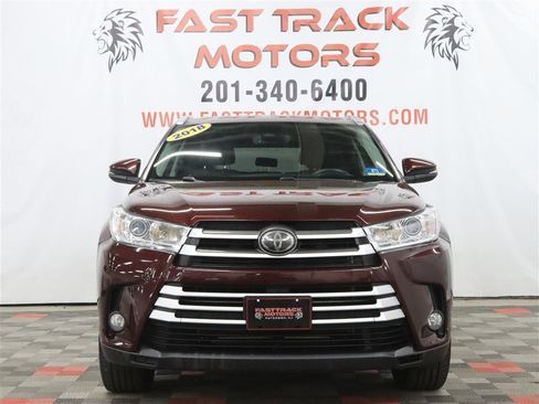 Used 2018 Toyota Highlander XLE AWD/4WD image 2