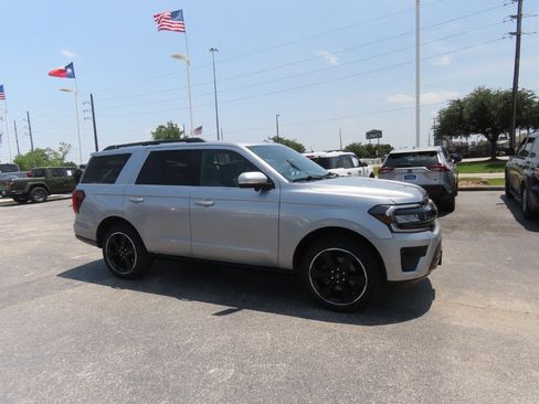 Certified 2024 Ford Expedition Limited AWD/4WD image 6