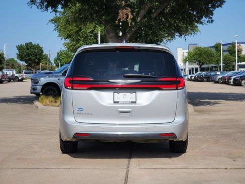 Used 2024 Chrysler Pacifica Touring-L FWD image 6