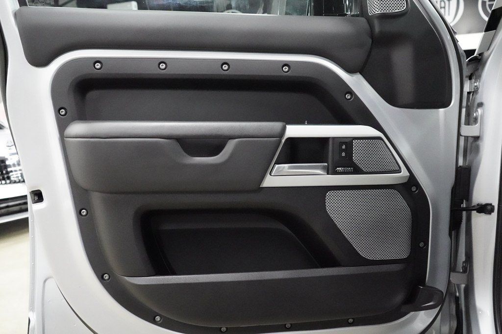 Used 2023 Land Rover Defender 130 X-Dynamic SE AWD/4WD image 9