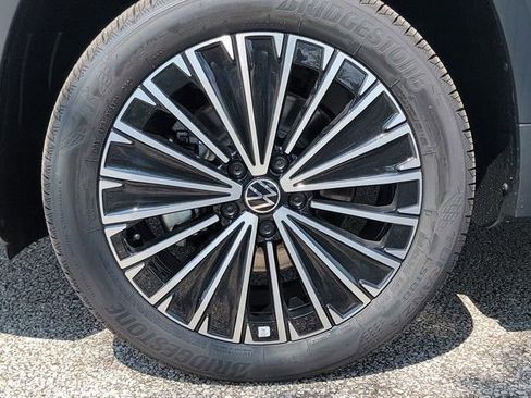 New 2025 Volkswagen Taos SE image 11