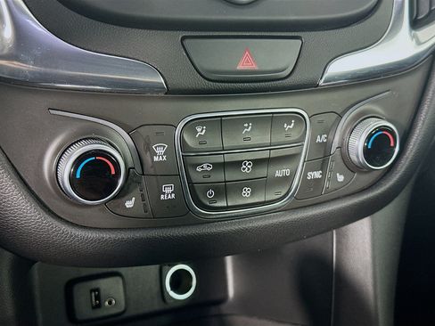 Used 2018 Chevrolet Equinox LT FWD image 23