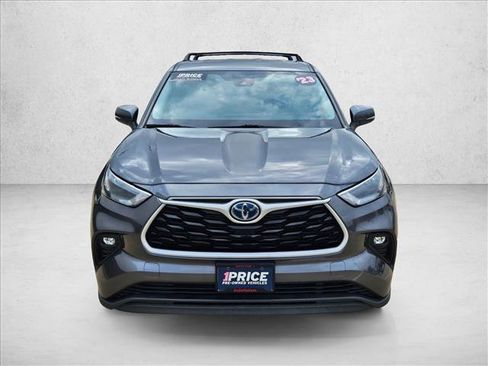 Used 2023 Toyota Highlander LE image 2