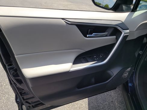 Used 2019 Toyota RAV4 XLE w/ Convenience Package FWD image 18
