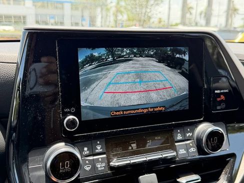 Used 2023 Toyota Highlander LE FWD image 24