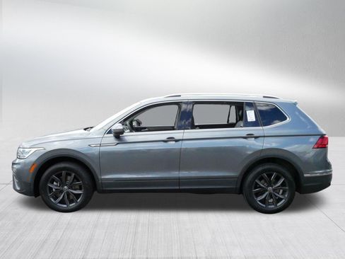 Certified 2023 Volkswagen Tiguan SE w/ Panoramic Sunroof Package AWD/4WD image 4