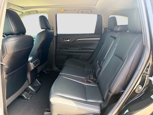 Used 2019 Toyota Highlander Limited Platinum AWD/4WD image 22
