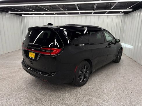 New 2027 Chrysler Pacifica Limited FWD image 6