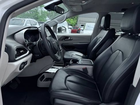 Certified 2023 Chrysler Pacifica Touring-L FWD image 18