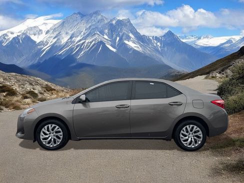 Used 2018 Toyota Corolla LE image 2