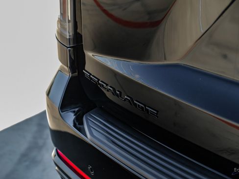 Used 2026 Cadillac Escalade V w/ LPO, ONYX Package image 29