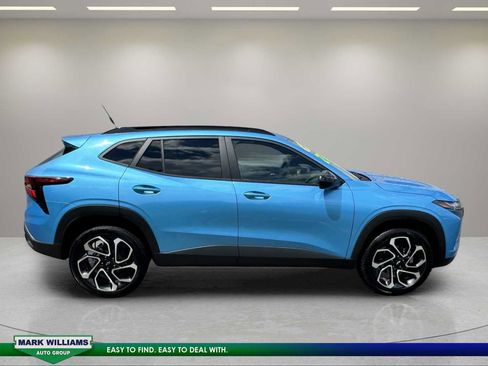 Used 2025 Chevrolet Trax RS FWD image 2