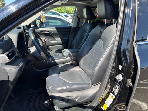 Used 2021 Toyota Highlander XLE AWD/4WD image 6