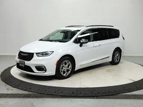 Used 2023 Chrysler Pacifica Limited FWD image 4