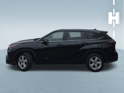 Used 2024 Toyota Highlander LE image 2