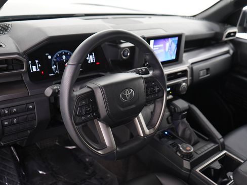 Used 2025 Toyota 4Runner SR5 AWD/4WD image 21