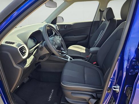 Used 2025 Hyundai Venue Limited FWD image 9