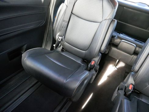 Used 2025 Toyota Sienna XLE Woodland Edition image 12