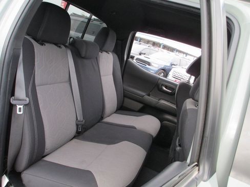 Used 2022 Toyota Tacoma TRD Off-Road image 18