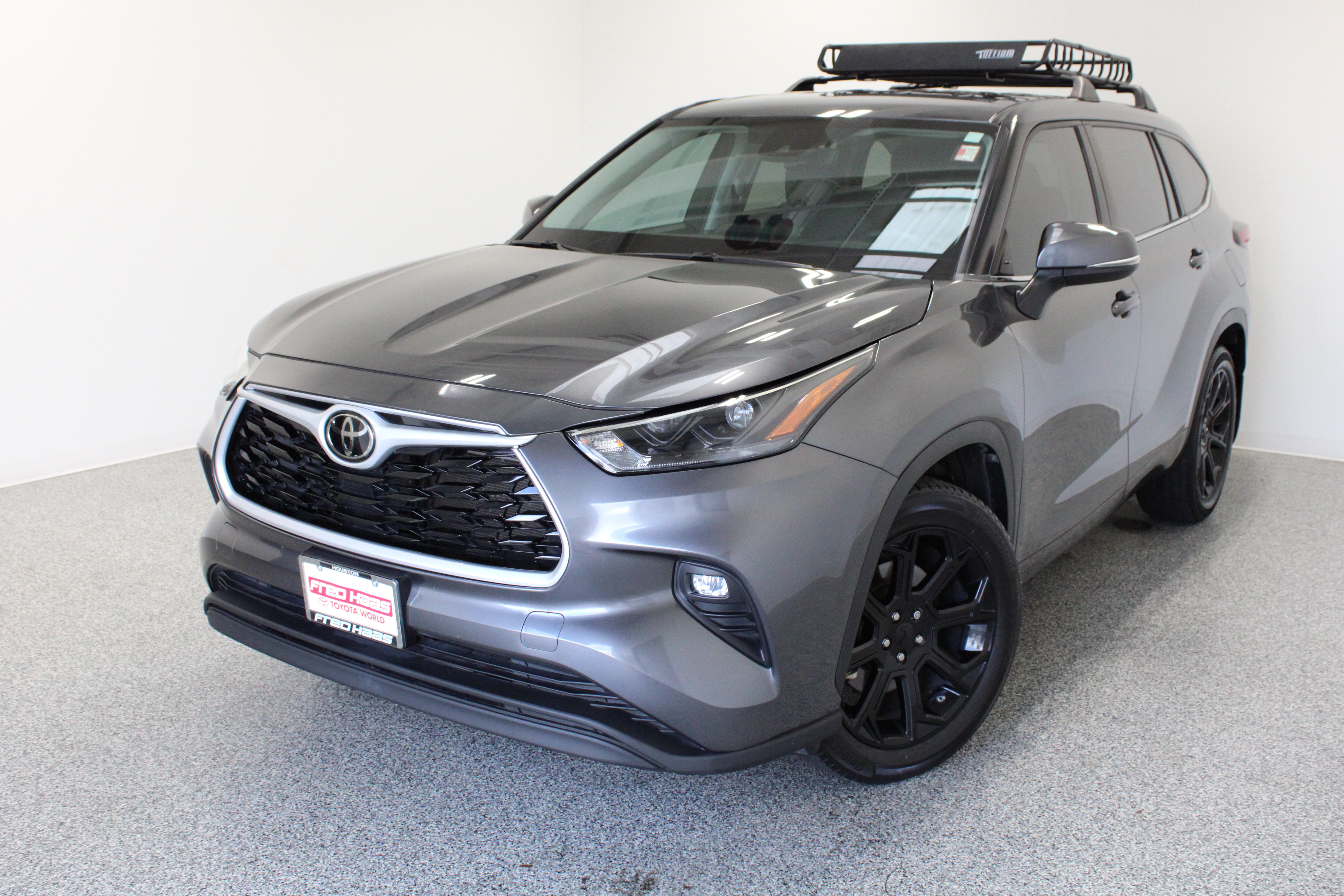 Used 2023 Toyota Highlander LE FWD image 2