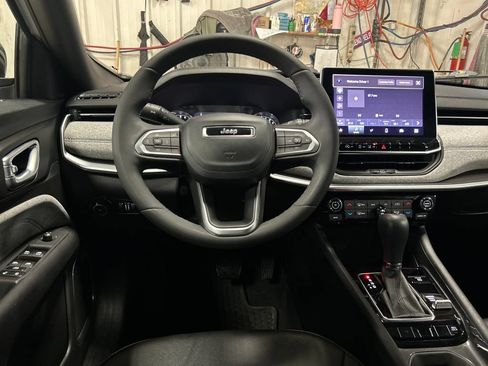 Used 2023 Jeep Compass Latitude w/ Convenience Group AWD/4WD image 17