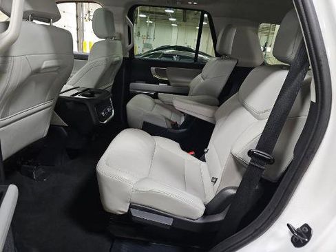 Used 2025 Ford Expedition Platinum AWD/4WD image 6