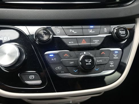 Used 2024 Chrysler Pacifica Touring-L FWD image 17