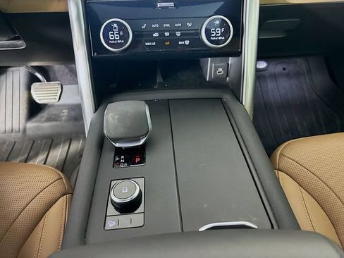 Used 2023 Land Rover Discovery Metropolitan Edition AWD/4WD image 19