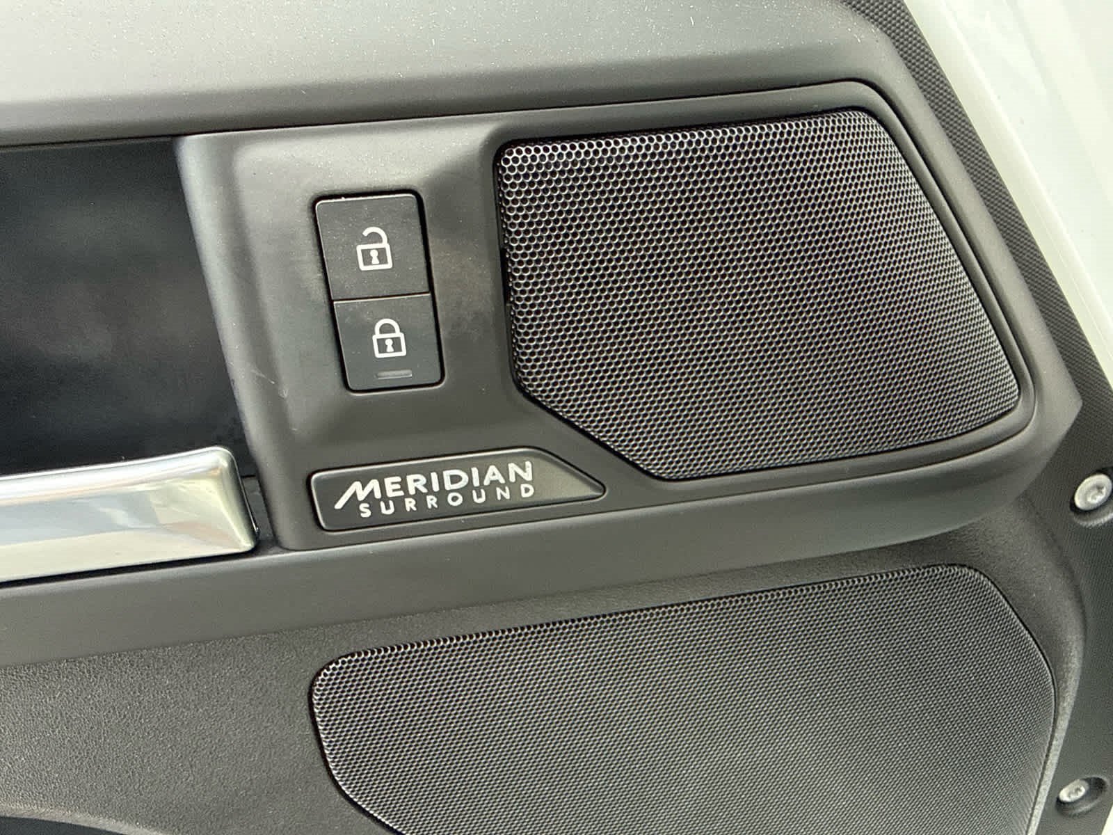 Certified 2025 Land Rover Defender 110 X-Dynamic SE AWD/4WD image 18