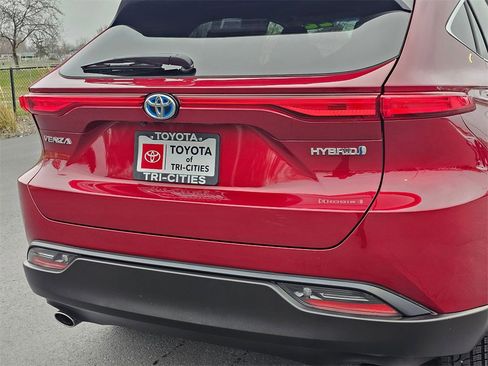 Used 2022 Toyota Venza LE image 19