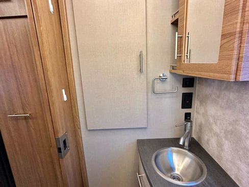 Used 2017 Mercedes-Benz Sprinter 3500 image 39