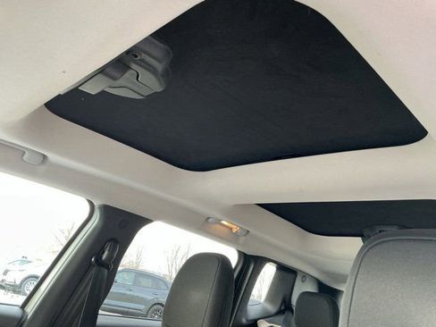 Used 2015 Jeep Renegade Latitude w/ Popular Equipment Group image 17