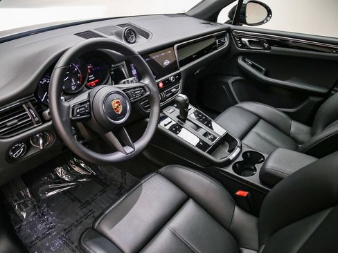 Certified 2026 Porsche Macan AWD/4WD image 3