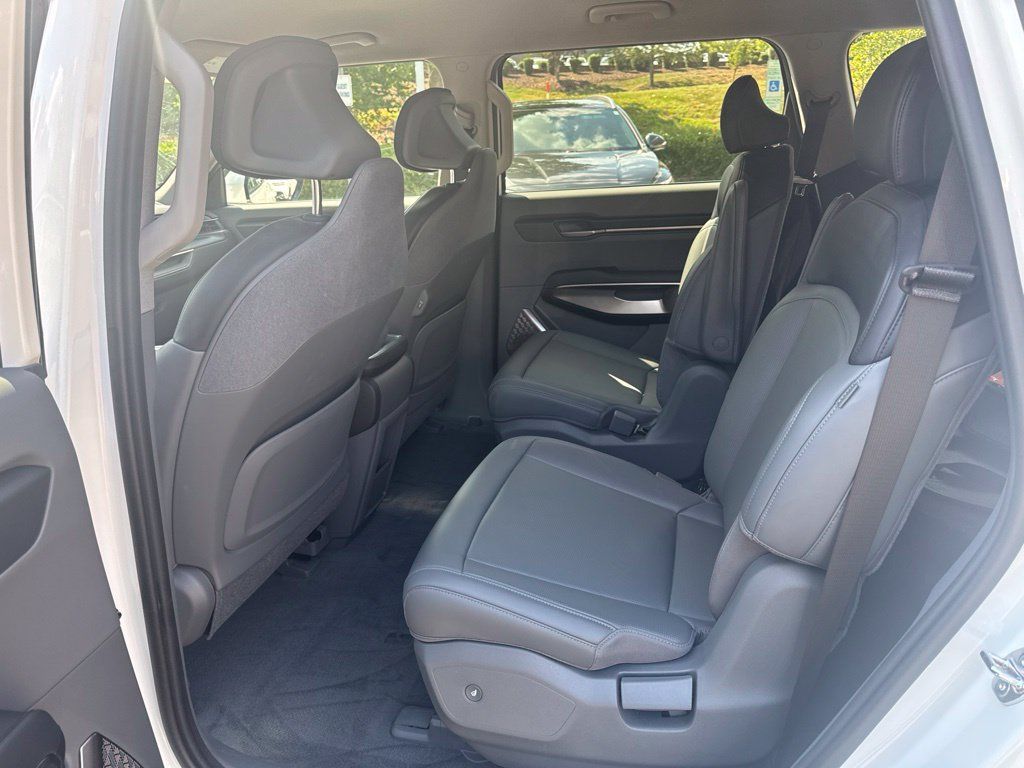 Used 2024 Kia EV9 Light Long Range RWD image 23