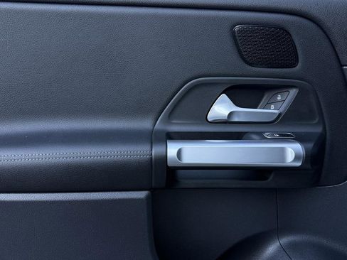 Used 2022 Mercedes-Benz EQB 300 4MATIC image 17