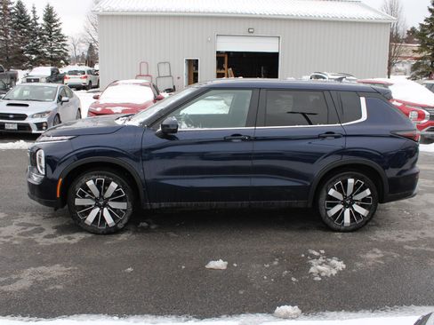 Used 2025 Mitsubishi Outlander SE image 5