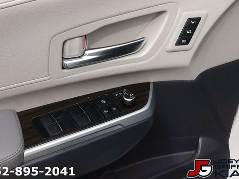 Used 2022 Toyota Sienna Limited FWD image 12